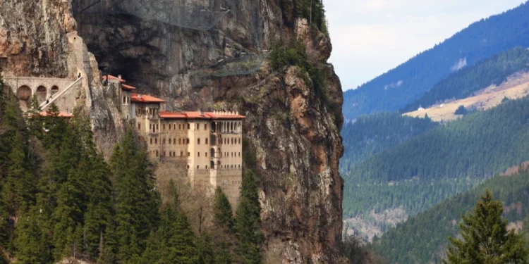 Bayramda Sümela Manastırı'na ziyaretçi akını