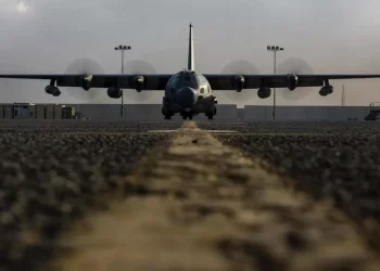 "Tek Bir Uçak, Yakıt İçin İndi"