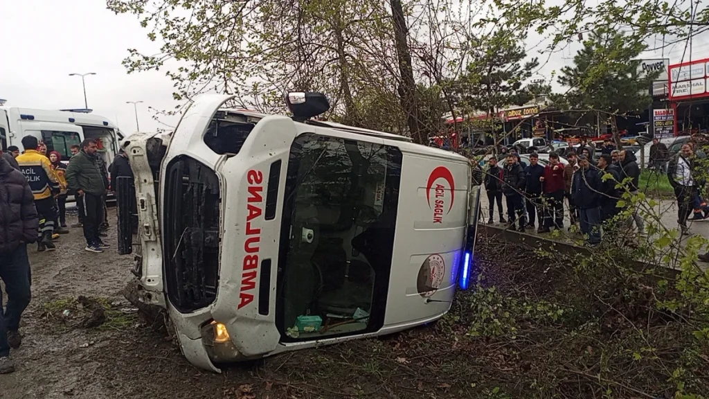 Zonguldak’ta ambulansla otomobil çarpıştı, 6 yaralı
