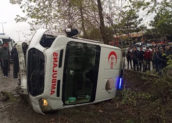Zonguldak’ta ambulansla otomobil çarpıştı, 6 yaralı