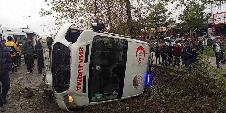 Zonguldak’ta ambulansla otomobil çarpıştı, 6 yaralı