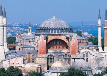 Ayasofya'da Deprem Anı Kamerada: Ziyaretçiler Panikte