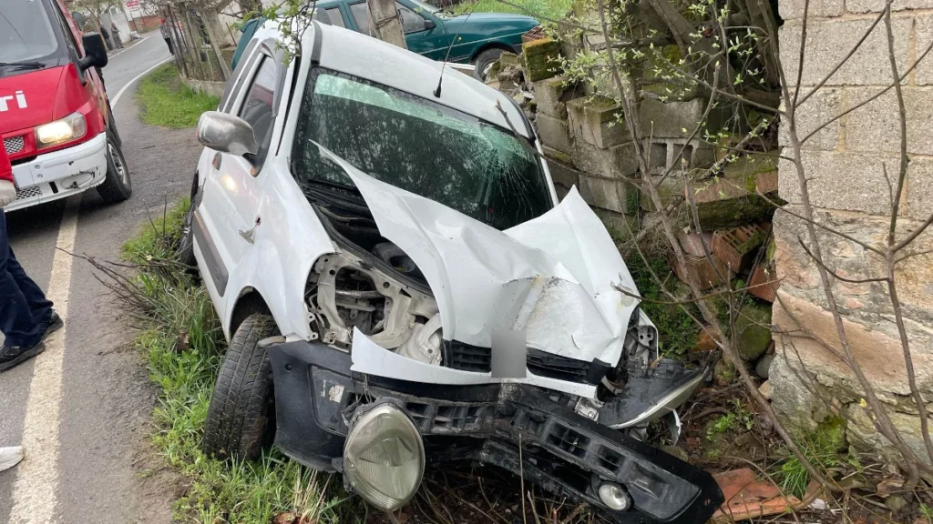 Balıkesir'de otomobil şarampole devrildi: 1 yaralı