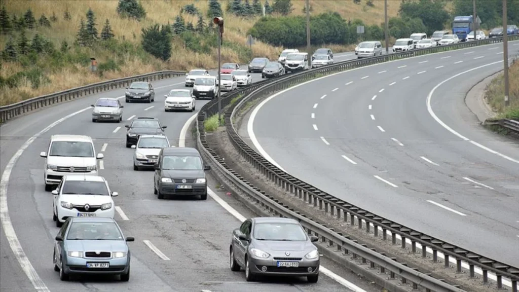 Bayramda otoyollardan 8,4 milyon araç geçti!