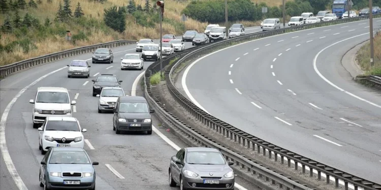 Bayramda otoyollardan 8,4 milyon araç geçti!