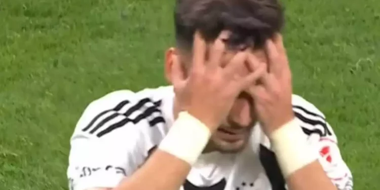 Hakem Kararını Anında Verdi! Beşiktaş 10 Kişiye Düştü