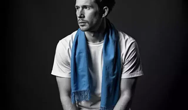 **Kevin de Bruyne, Manchester City’den Ayrıldığını Duyurdu: "Burası Her Zaman Evimiz Olacak"** Manchester City'nin yıldız oyuncusu Kevin de Bruyne, kulübüyle geçirdiği 10 yılın ardından sezon sonunda takımdan ayrılacağını açıkladı. 2015 yılında Wolfsburg'dan İngiliz ekibine katılan Belçikalı futbolcu, veda kararını sosyal medya hesabından yaptığı duygusal bir paylaşımla duyurdu. Kevin de Bruyne, paylaşımında, Manchester City'deki son döneminin geldiğini belirterek, “Bu mesajı yazmak kolay değil ama futbolcular olarak bir gün bu anın geleceğini biliyoruz ve o gün şimdi geldi. Bunu ilk olarak sizden duymayı hak ettiniz” ifadelerini kullandı. 2015'te başladığı yolculuğun kendisi için çok özel olduğunu vurgulayan de Bruyne, "Futbol bana bu şehri, bu kulübü ve bu insanları verdi. Hayallerimin peşinden koşarken, bu dönemin hayatımı değiştireceğini bilmiyordum. Ama Manchester City bana her şeyi sundu, ben de her şeyi geri vermek zorundaydım” dedi. Belçikalı yıldız, ayrılık kararını duyurduğu bu özel günde kulüp ve şehirdeki herkese teşekkür etti. “Manchester sonsuza kadar çocuklarımızın pasaportlarında ve kalbimizde yer alacak. Burası her zaman bizim evimiz olacak” diyerek, kulübe ve taraftarlara olan minnettarlığını dile getirdi. De Bruyne, Manchester City'yi, kulüp çalışanlarını, takım arkadaşlarını, dostlarını ve ailesini unutamayacağını belirterek, "Bu 10 yıl benim için harika bir deneyimdi ve her şeyin en güzel bölümünü birlikte yaşadık. Bu son anların tadını birlikte çıkaralım" şeklinde bir veda mesajı verdi.