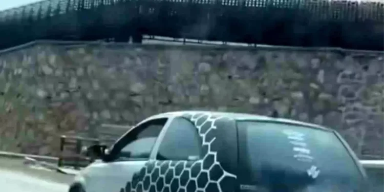 Bursa'da Bir Araçtan Yoğun Egzoz Dumanı Yükseldi