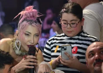 Hande Yener, "Abla" diyen hayranına tepki gösterdi