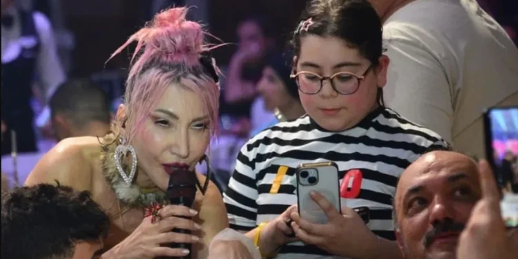 Hande Yener, "Abla" diyen hayranına tepki gösterdi