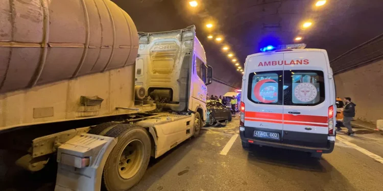 "TEM Otoyolu'nda 8 Araçla Zincirleme Kaza: Birçok Yaralı Var"
