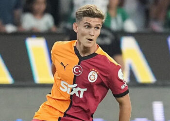 Elias Jelert'ten sevgilisiyle romantik asansör pozu