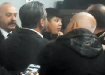 Beşiktaş Soyunma Odasına Girmeye Çalışan Taraftar Engellendi