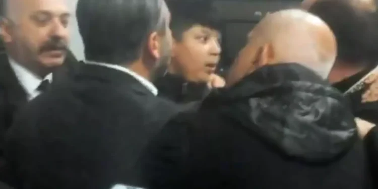 Beşiktaş Soyunma Odasına Girmeye Çalışan Taraftar Engellendi