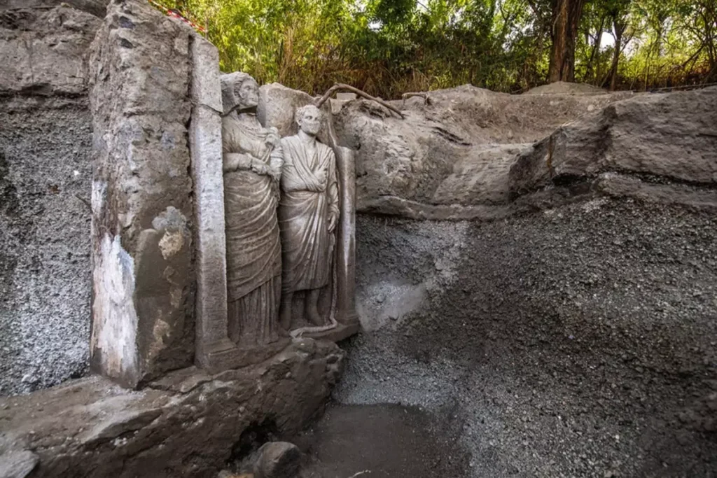 Milattan sonra 79 yılında Vezüv Yanardağı'nın patlamasıyla yok olan antik Roma kenti Pompei'deki kazılarda, tarihi bir keşif daha yapıldı. Büyük bir mezarda gerçekleştirilen kazılarda, bir erkek ve bir kadına ait neredeyse gerçek boyutlarında iki heykel bulundu. Arkeologlar, bu heykellerin hem dönemin sanatsal hem de toplumsal yapısını anlamamıza katkı sunduğunu belirtiyor.Kadın heykeli ve toga giymiş erkek figürlerinin mermerden yapılmış cenaze heykelleri, Pompei’deki rahibelerin sahip olduğu gücü ve toplum içindeki statülerini gün yüzüne çıkarıyor. Bu keşif, sadece sanatsal bir buluş olmanın ötesinde, antik Roma’daki dini ve toplumsal yapıya dair önemli ipuçları veriyor. Arkeologlar, bu heykellerin, rahibelerin toplumda nasıl bir saygınlığa sahip olduğunu ve toplumun bu figürlere nasıl değer verdiğini gözler önüne serdiğini ifade ediyor.
Restorasyon çalışmalarının başlanacağı bu heykeller, Pompeii kazılarının önemli bir parçası olarak 16 Nisan’da açılacak olan 'Essere donna nell'antica Pompei' (Antik Pompeii’de Kadın Olmak) sergisinde sergilenecek. Ziyaretçiler, sergide heykellerin restorasyon sürecini izleme fırsatına sahip olacak. Bu sergi, Pompei'deki kadın figürlerinin antik toplumdaki yerini keşfetmek isteyenler için oldukça anlamlı bir deneyim sunacak.
Pompei’deki bu buluş, hem arkeoloji dünyasında büyük yankı uyandırdı hem de antik Roma'nın kültürel yapısına dair yeni bir bakış açısı kazandırdı. Bu heykeller, Pompeii’nin tarihine ve eski Roma’nın sosyal yapısına dair derinlemesine bir anlayış geliştirmek için önemli bir kaynak oluşturuyor.