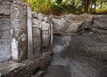 Milattan sonra 79 yılında Vezüv Yanardağı'nın patlamasıyla yok olan antik Roma kenti Pompei'deki kazılarda, tarihi bir keşif daha yapıldı. Büyük bir mezarda gerçekleştirilen kazılarda, bir erkek ve bir kadına ait neredeyse gerçek boyutlarında iki heykel bulundu. Arkeologlar, bu heykellerin hem dönemin sanatsal hem de toplumsal yapısını anlamamıza katkı sunduğunu belirtiyor. Kadın heykeli ve toga giymiş erkek figürlerinin mermerden yapılmış cenaze heykelleri, Pompei’deki rahibelerin sahip olduğu gücü ve toplum içindeki statülerini gün yüzüne çıkarıyor. Bu keşif, sadece sanatsal bir buluş olmanın ötesinde, antik Roma’daki dini ve toplumsal yapıya dair önemli ipuçları veriyor. Arkeologlar, bu heykellerin, rahibelerin toplumda nasıl bir saygınlığa sahip olduğunu ve toplumun bu figürlere nasıl değer verdiğini gözler önüne serdiğini ifade ediyor. Restorasyon çalışmalarının başlanacağı bu heykeller, Pompeii kazılarının önemli bir parçası olarak 16 Nisan’da açılacak olan 'Essere donna nell'antica Pompei' (Antik Pompeii’de Kadın Olmak) sergisinde sergilenecek. Ziyaretçiler, sergide heykellerin restorasyon sürecini izleme fırsatına sahip olacak. Bu sergi, Pompei'deki kadın figürlerinin antik toplumdaki yerini keşfetmek isteyenler için oldukça anlamlı bir deneyim sunacak. Pompei’deki bu buluş, hem arkeoloji dünyasında büyük yankı uyandırdı hem de antik Roma'nın kültürel yapısına dair yeni bir bakış açısı kazandırdı. Bu heykeller, Pompeii’nin tarihine ve eski Roma’nın sosyal yapısına dair derinlemesine bir anlayış geliştirmek için önemli bir kaynak oluşturuyor.