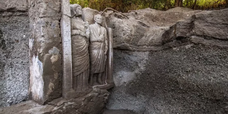 Milattan sonra 79 yılında Vezüv Yanardağı'nın patlamasıyla yok olan antik Roma kenti Pompei'deki kazılarda, tarihi bir keşif daha yapıldı. Büyük bir mezarda gerçekleştirilen kazılarda, bir erkek ve bir kadına ait neredeyse gerçek boyutlarında iki heykel bulundu. Arkeologlar, bu heykellerin hem dönemin sanatsal hem de toplumsal yapısını anlamamıza katkı sunduğunu belirtiyor. Kadın heykeli ve toga giymiş erkek figürlerinin mermerden yapılmış cenaze heykelleri, Pompei’deki rahibelerin sahip olduğu gücü ve toplum içindeki statülerini gün yüzüne çıkarıyor. Bu keşif, sadece sanatsal bir buluş olmanın ötesinde, antik Roma’daki dini ve toplumsal yapıya dair önemli ipuçları veriyor. Arkeologlar, bu heykellerin, rahibelerin toplumda nasıl bir saygınlığa sahip olduğunu ve toplumun bu figürlere nasıl değer verdiğini gözler önüne serdiğini ifade ediyor. Restorasyon çalışmalarının başlanacağı bu heykeller, Pompeii kazılarının önemli bir parçası olarak 16 Nisan’da açılacak olan 'Essere donna nell'antica Pompei' (Antik Pompeii’de Kadın Olmak) sergisinde sergilenecek. Ziyaretçiler, sergide heykellerin restorasyon sürecini izleme fırsatına sahip olacak. Bu sergi, Pompei'deki kadın figürlerinin antik toplumdaki yerini keşfetmek isteyenler için oldukça anlamlı bir deneyim sunacak. Pompei’deki bu buluş, hem arkeoloji dünyasında büyük yankı uyandırdı hem de antik Roma'nın kültürel yapısına dair yeni bir bakış açısı kazandırdı. Bu heykeller, Pompeii’nin tarihine ve eski Roma’nın sosyal yapısına dair derinlemesine bir anlayış geliştirmek için önemli bir kaynak oluşturuyor.
