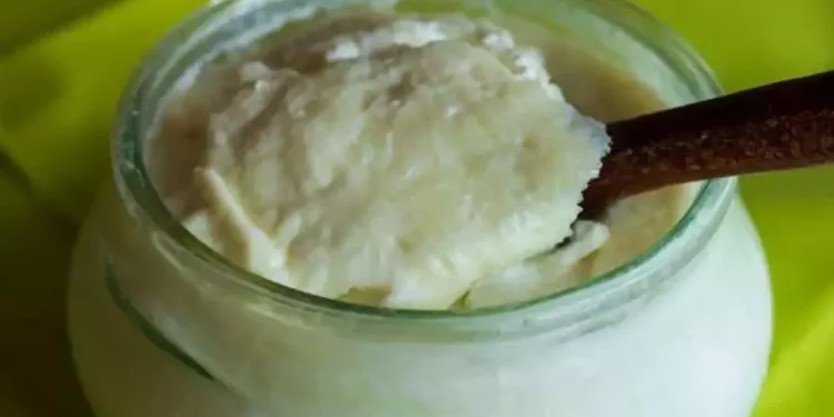 İlk olarak, sütü kaynatın ve ardından 40-45 derece sıcaklığa gelene kadar bekleyin.