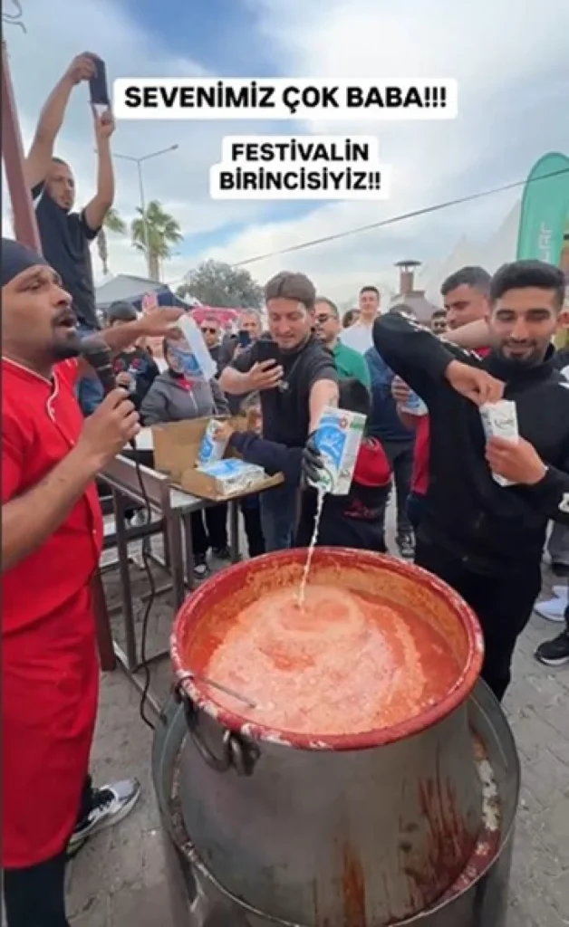 Adana'da ünlü dönerciye ait karnaval standı kaldırıldı