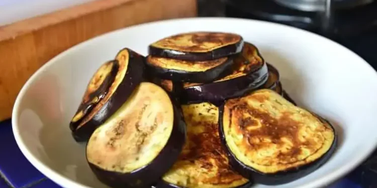 Patlıcan Kızartırken Yağ Çekmesini Önlemenin Pratik Yöntemi