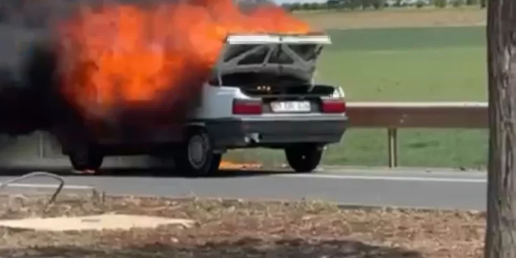 Şanlıurfa'da hareket halindeki araçta yangın çıktı