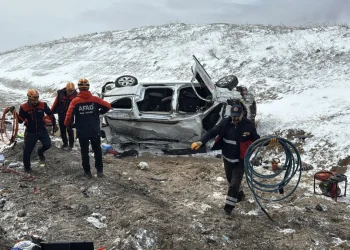 Sivas'ta aşırı hız sonucu takla atan araçta 3 yaralı