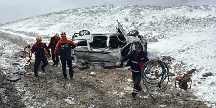 Sivas'ta aşırı hız sonucu takla atan araçta 3 yaralı