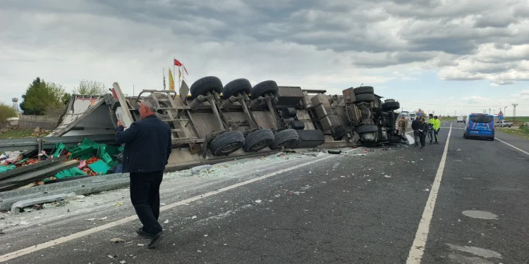 Diyarbakır’da Sebze Yüklü Kamyon Kazası: 1 Can Kaybı