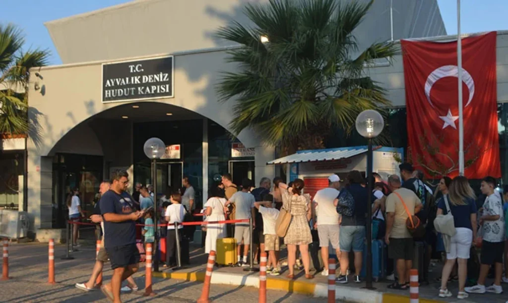 Yunan Adaları Tatiline Hazırlık Başladı: Feribot Seferleri ve Kapıda Vize Ücretleri Açıklandı