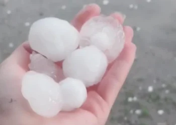 Ceviz büyüklüğünde dolu taneleri düştü