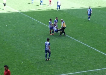 Sakatlanan Futbolcu, Saha Kenarına Zorla Taşındı