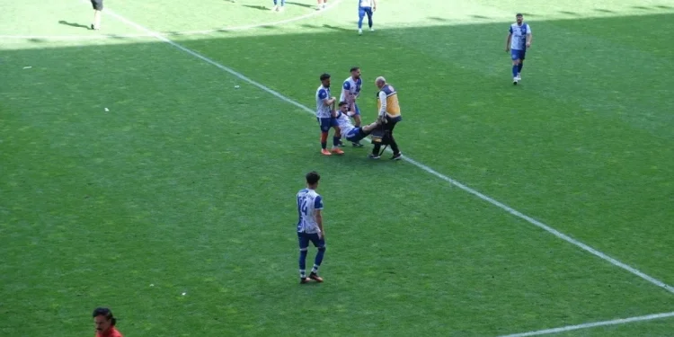 Sakatlanan Futbolcu, Saha Kenarına Zorla Taşındı