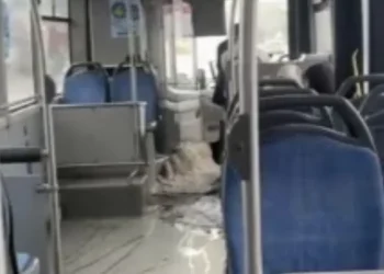 Diyarbakır’da Sağanak Yağış, Halk Otobüsünü Bastı