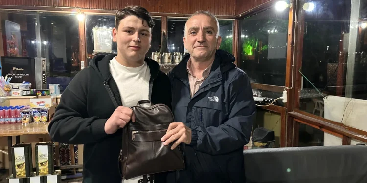 "Bulduğu Altınlarla Dürüstlük Dersi Verdi"