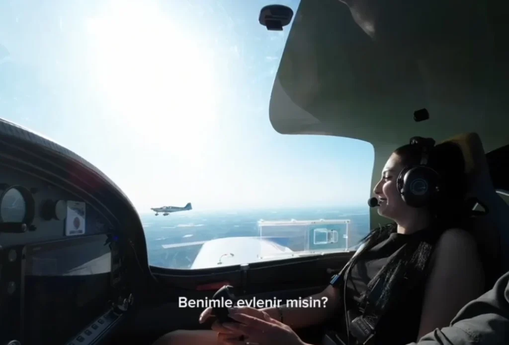 Adana'da Gökyüzünde Romantik Evlilik Teklifi: Pilotlardan Sürpriz An!