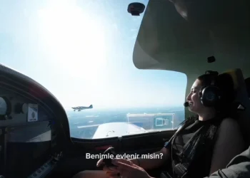 Adana'da Gökyüzünde Romantik Evlilik Teklifi: Pilotlardan Sürpriz An!