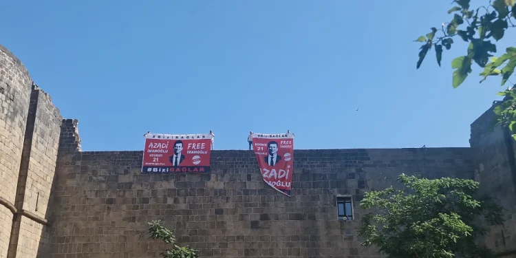Diyarbakır’da asılan İmamoğlu afişleri indirildi