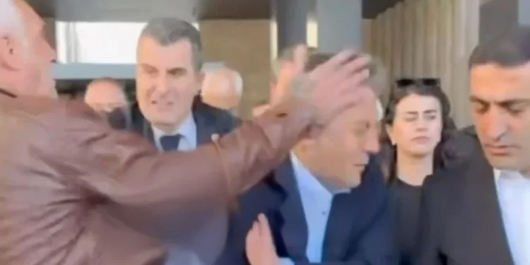 Komşular: “Disiplinliydi ama sorunlarını içine atardı”