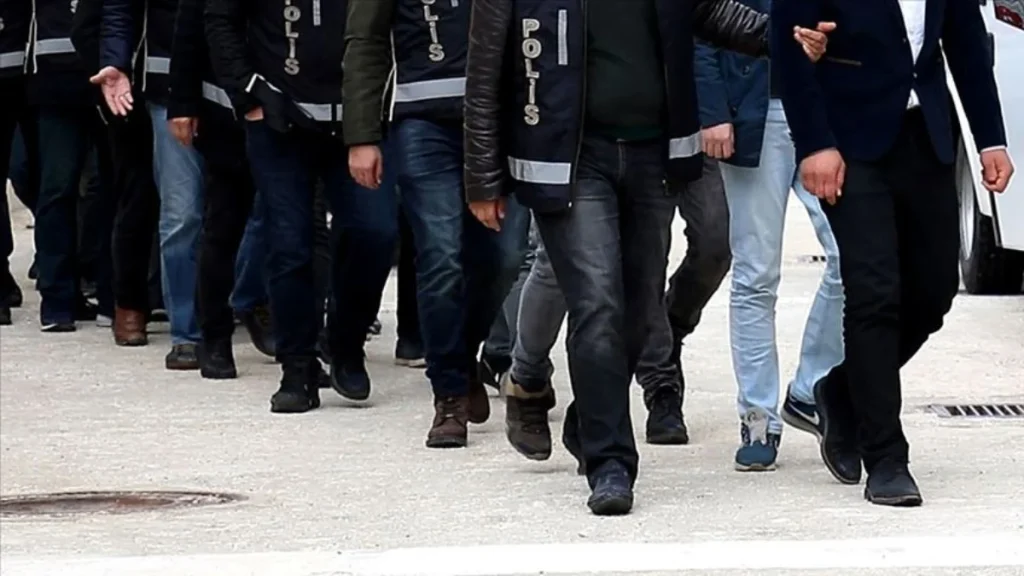 FETÖ soruşturmasında 12 şüpheli tutuklandı
