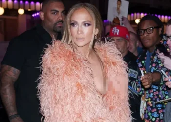 Jennifer Lopez'in montu kaydı, frikik kazası yaşadı