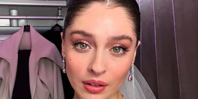 Cemre Baysel'in beyaz zarafeti davete damga vurdu