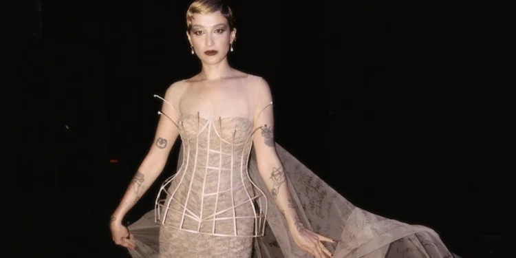 Melike Şahin, Sahnede Aşkını Duyurdu: Yaş Farkı Umrumda Değil