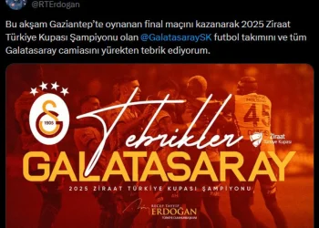 Galatasaray Türkiye Kupası'nı Kazandı, Erdoğan’dan Tebrik Mesajı Ziraat Türkiye Kupası finalinde Trabzonspor’u 3-0 gibi net bir skorla mağlup eden Galatasaray, kupanın sahibi oldu. Cumhurbaşkanı Recep Tayyip Erdoğan, sosyal medya hesabından sarı-kırmızılı ekibi kutladı. Galatasaray, Trabzonspor'u Farkla Geçti 2025 Ziraat Türkiye Kupası finali büyük bir heyecana sahne oldu. Gaziantep’teki Kalyon Stadyumu’nda oynanan karşılaşmada Galatasaray, Trabzonspor’u 3-0 mağlup ederek kupaya uzanan taraf oldu. Maç boyunca üstün bir performans sergileyen sarı-kırmızılılar, etkili hücum oyunu ve disiplinli savunmasıyla dikkat çekti. Karşılaşmada Galatasaray’a kupayı getiren goller, takımın formda isimlerinden geldi. Bu galibiyetle Galatasaray, Türkiye Kupası’nı müzesine 19. kez götürmüş oldu. Teknik direktör ve oyuncular, maçın ardından büyük sevinç yaşarken taraftarlar da tribünlerde adeta bayram havası estirdi. Cumhurbaşkanı Erdoğan’dan Kutlama Final karşılaşmasının ardından Cumhurbaşkanı Recep Tayyip Erdoğan, resmi sosyal medya hesabı üzerinden Galatasaray’a tebrik mesajı yayımladı. Erdoğan mesajında şu ifadelere yer verdi: “Bu akşam Gaziantep’te oynanan final maçını kazanarak 2025 Ziraat Türkiye Kupası Şampiyonu olan Galatasaray futbol takımını ve tüm Galatasaray camiasını yürekten tebrik ediyorum.” Cumhurbaşkanı Erdoğan’ın mesajı, kısa sürede çok sayıda beğeni ve paylaşım aldı. Sporun birleştirici gücüne vurgu yapan kullanıcılar, bu tür kutlamaların takımlar arasındaki dostluk ortamına katkı sağladığını belirtti. Taraftarlar Kupayı Kutluyor Galatasaray taraftarları, Türkiye'nin dört bir yanında kutlamalara başladı. Özellikle İstanbul, Ankara ve İzmir gibi büyük şehirlerde taraftarlar meydanlarda buluşarak şampiyonluğu coşkuyla kutladı. Güvenlik güçleri, kutlamaların sorunsuz geçmesi için yoğun önlem aldı.