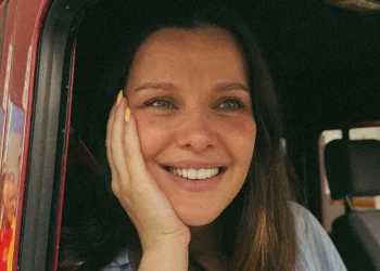 İrem Helvacıoğlu’nun hamile pozuna pijama yorumu!