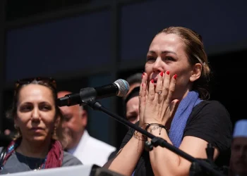 Ferdi Zeyrek’e Belediye Önünde Veda Töreni