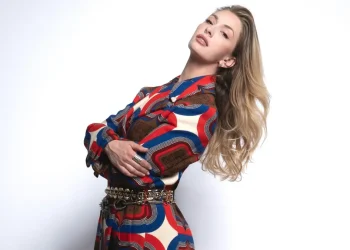 Yasemin Kay Allen, Sıcağa Dayanamadı Denize Girdi