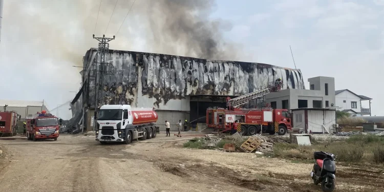 Mersin'de Pamuk Deposu Alevlere Teslim Oldu