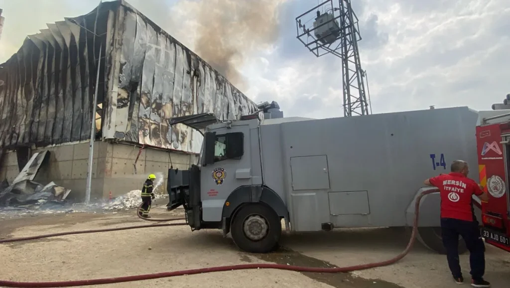 Mersin'de Pamuk Deposu Alevlere Teslim Oldu