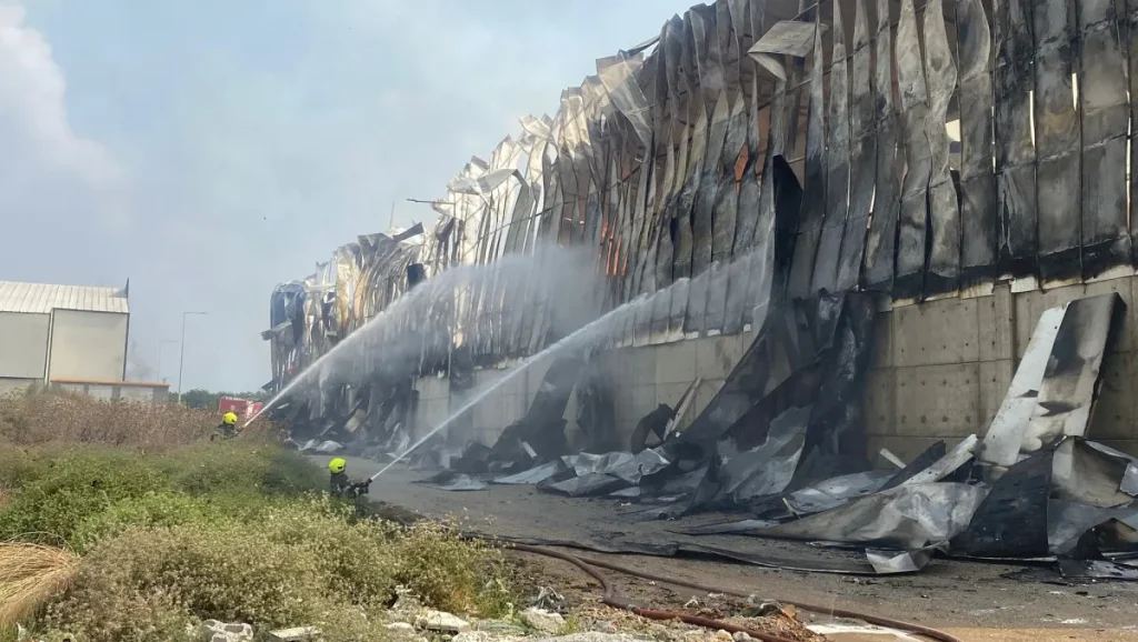 Mersin'de Pamuk Deposu Alevlere Teslim Oldu