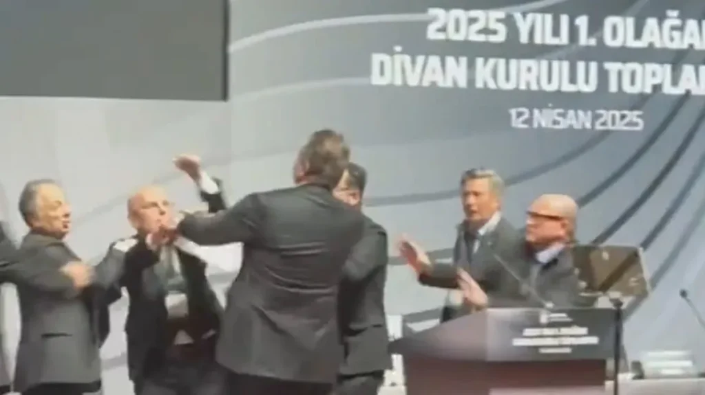 BJK Divanı kavgasında uzlaşma: Yamantürk'ten kamu özrü!